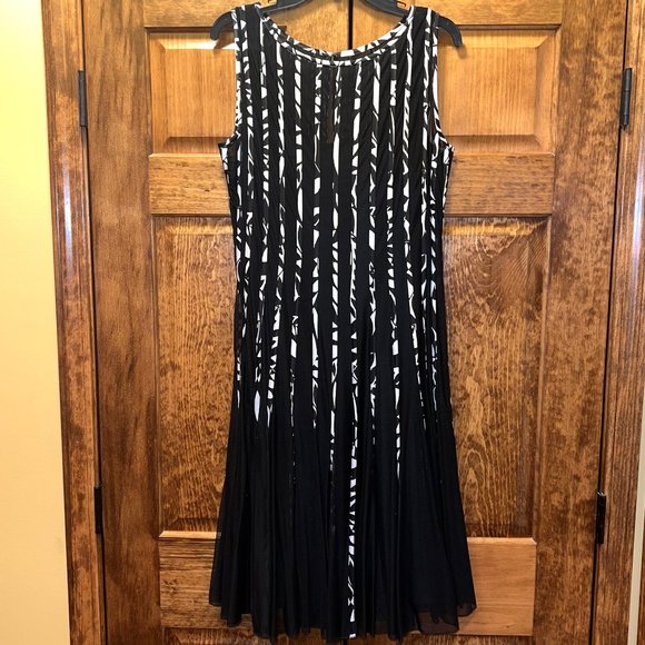 XSCAPE by Johana Chen Dresses & Skirts - XSCAPE By Joanna Chen Black and White sleeveless special occasion dress Size 14